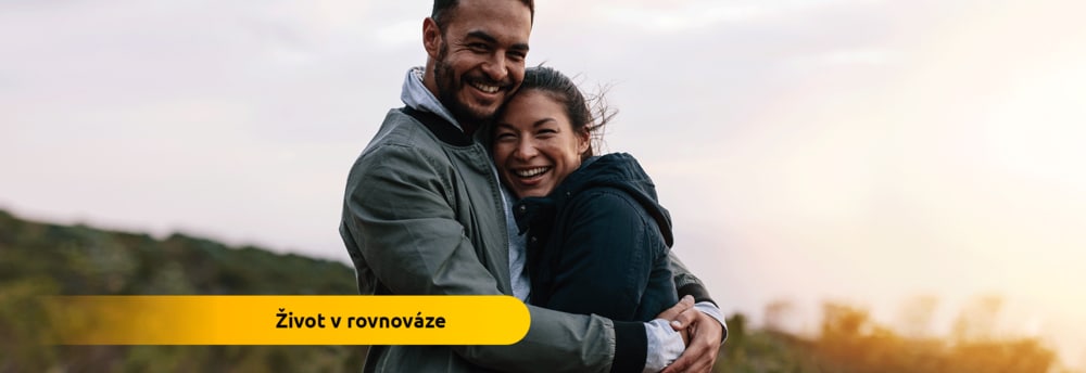 Usmívající se pár v teplém oblečení
